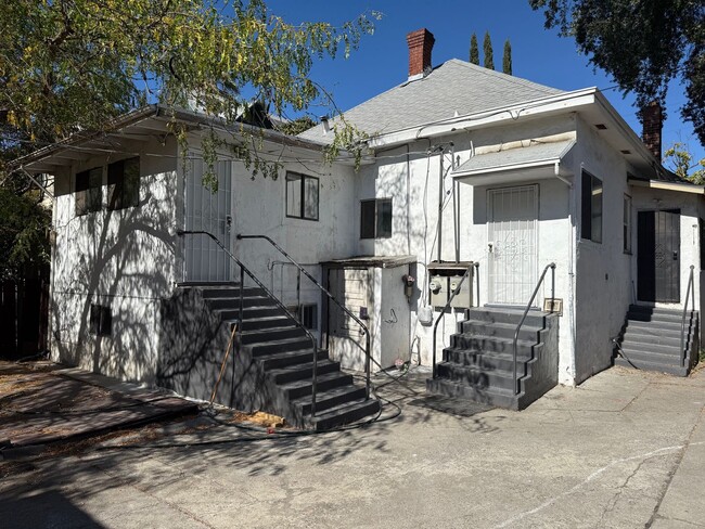 Building Photo - 1123 N Commerce St Unit 1123 N Commerce 1/2 Rental