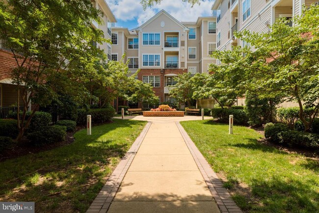 Building Photo - 4860 Eisenhower Ave Unit 281