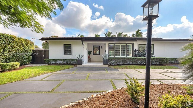 Building Photo - 6720 SW 48th St Rental