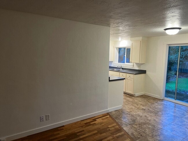 Photo - 2 Bedroom in N. Eugene