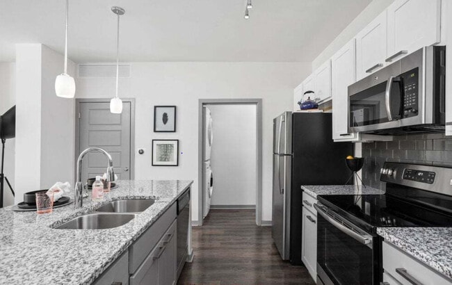 Building Photo - Crossroads Westside