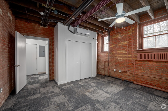 1BD, 1BA - 612SF - Bedroom