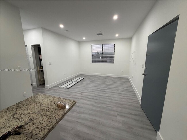 Building Photo - 859 E 24th St Unit 404