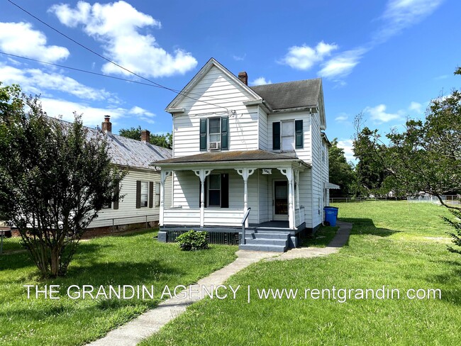 Building Photo - 909 13th St SE