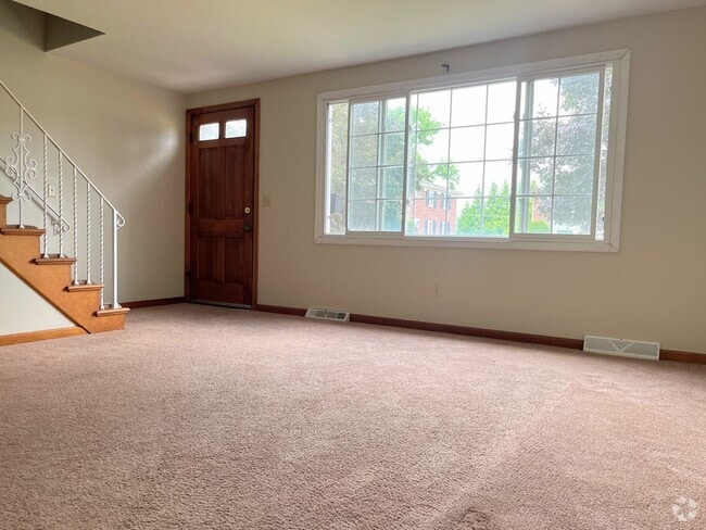 Building Photo - 33 Oakridge Dr Unit 1 Rental