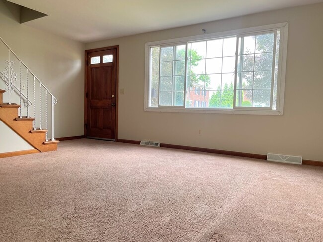 Building Photo - 33 Oakridge Dr Unit 1 Rental