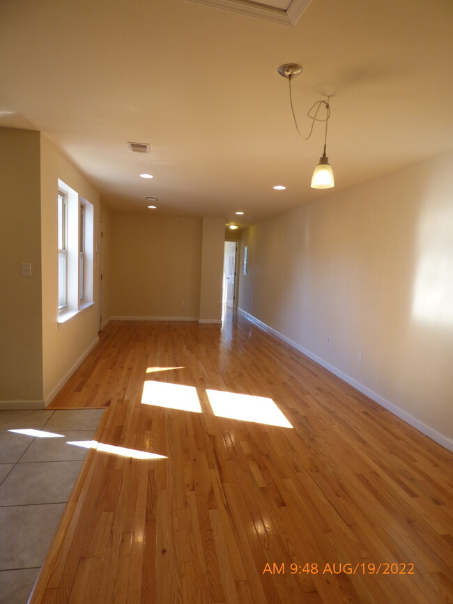 Living room - 3827 Hamilton St Apartments Unit 1