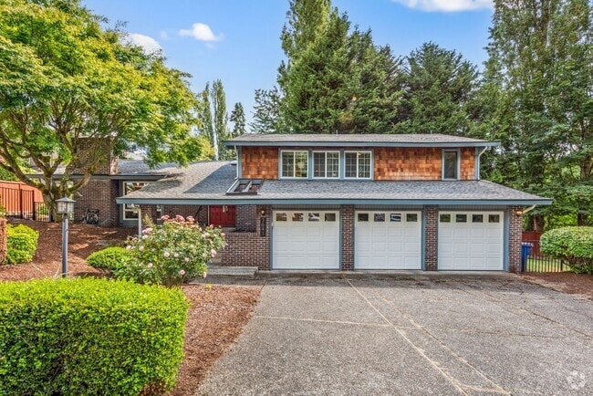Building Photo - Charming 5-Bedroom Tri-Level Retreat in La... Rental