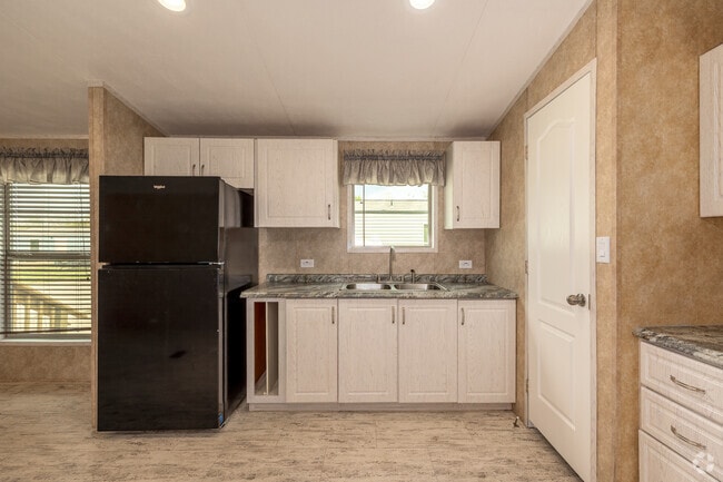 3BR, 2BA - 1000SF - Kitchen