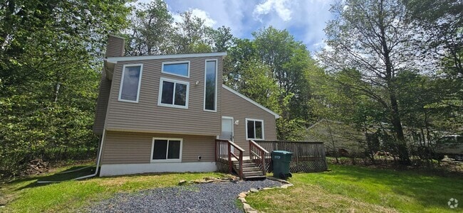Building Photo - 3 Bedroom 1 Bath Contemporary in Amenity F... Rental