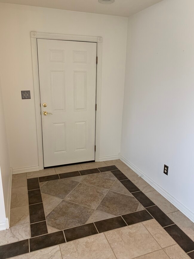 Photo - 433 Deer Lake Pl