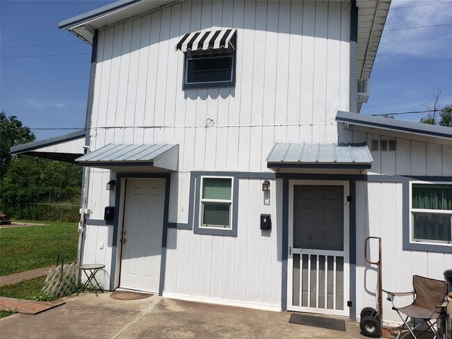 Building Photo - 3818 Hamid Blvd
