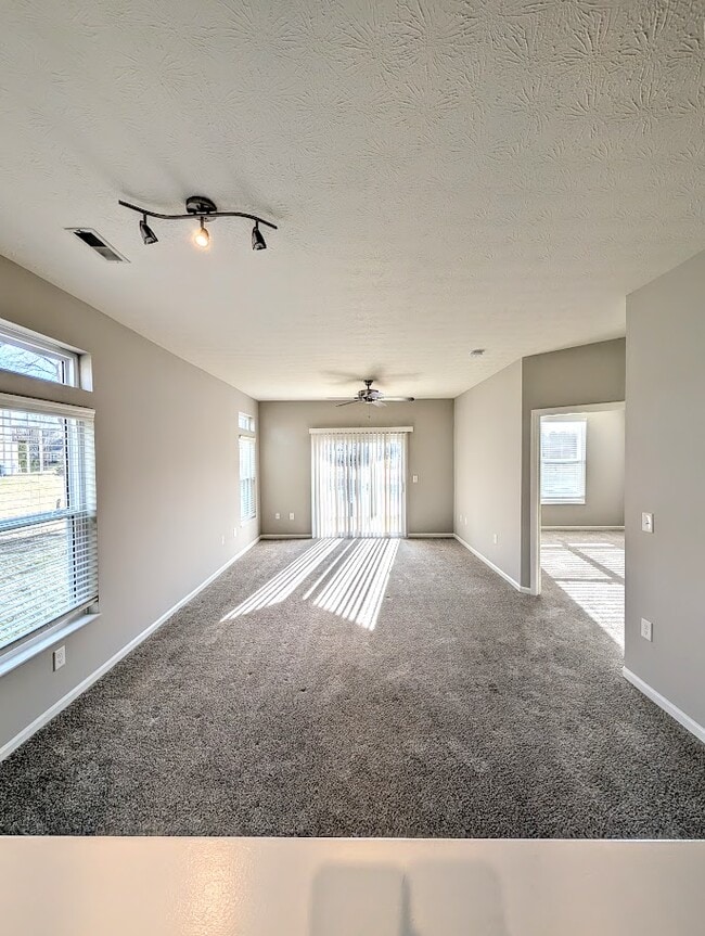 Sala de estar/comedor de Burdeos - The Arbors of Yankee Vineyards