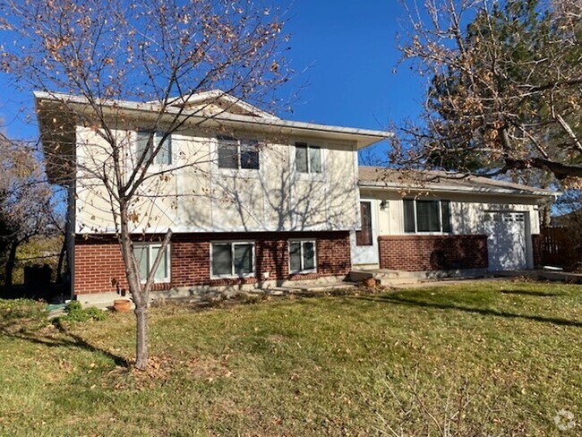 Building Photo - Amazing Home On Quiet Cul-de-sac