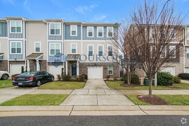 Building Photo - End Unit Townhome | Washer/ Dryer Included...