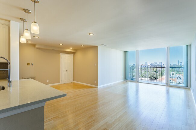 Building Photo - 3614 Montrose Blvd Unit 1002