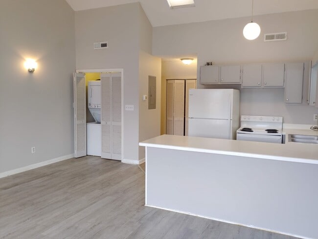 Building Photo - 510 Fairwood Lakes Dr Unit 19E