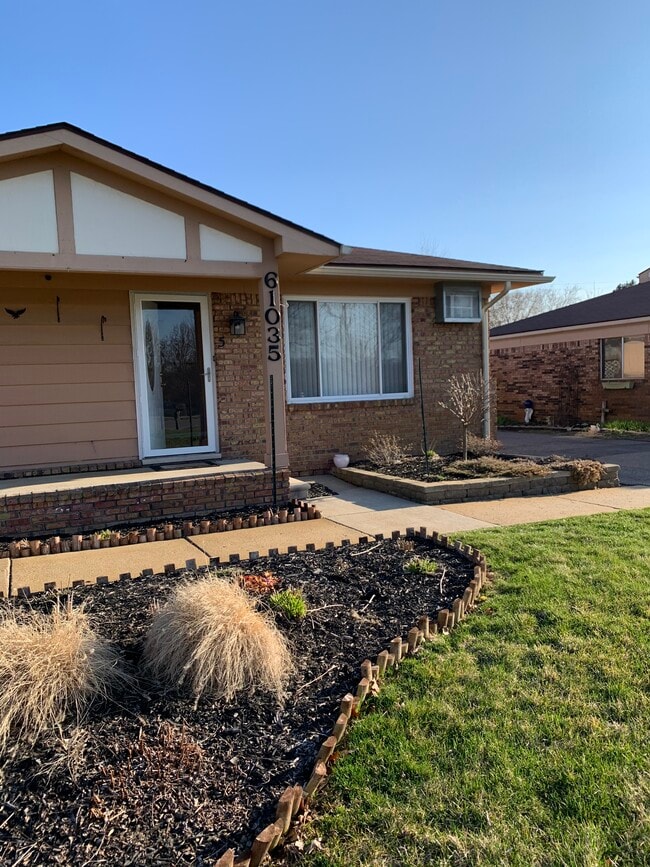 Porche delantero - 61035 11 Mile Rd Unidad 2-5