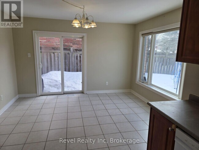 Photo - 1026 Whitney Crescent