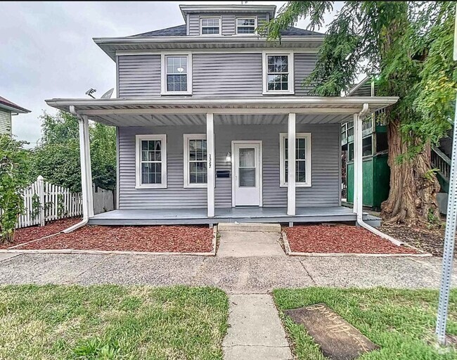 Building Photo - Beautifully renovated historic home near d...