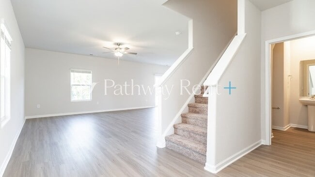 Photo - 605 Mackenzie Cv