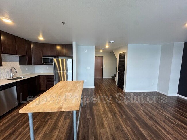 Photo - 208 E Greenfield Ln