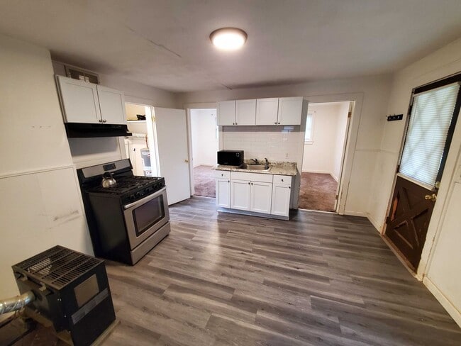 Photo - 2-Bedroom Home with Private Yard – Convenient Albany Location