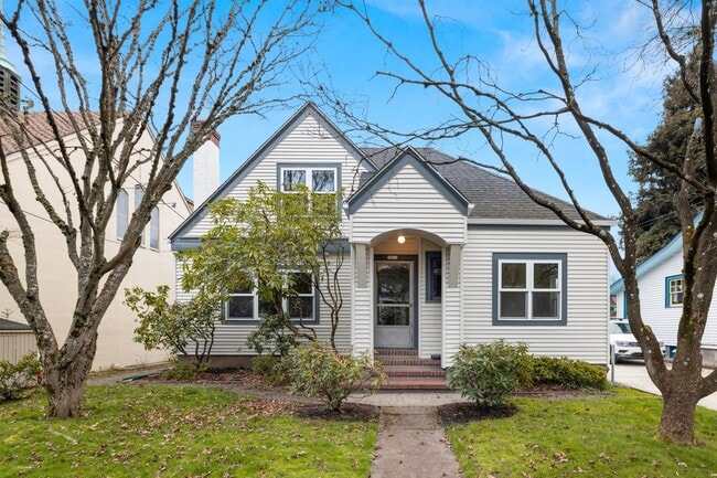 Building Photo - 2 bedroom 1 bath with full basement in Sellwood!