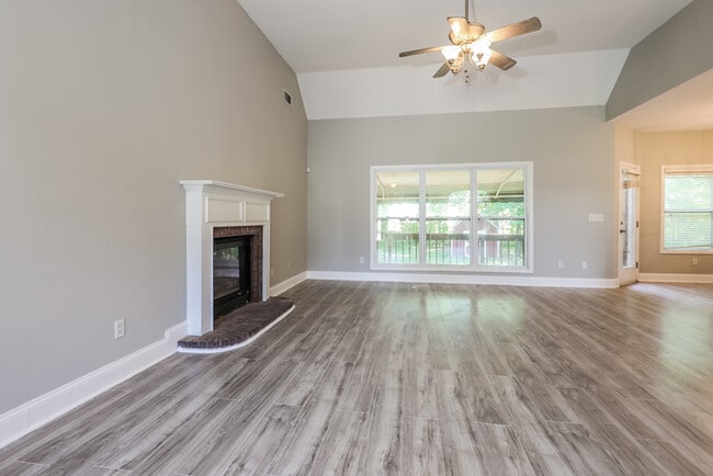 Photo - 905 Vandiver Ct