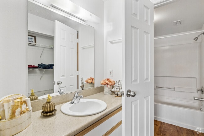 2BR, 2BA - 1,100SF - Bathroom