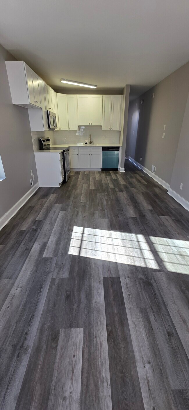 Building Photo - 201 N Rose St