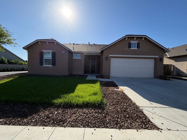 Building Photo - Nice home for rent in gated community in Tulare!