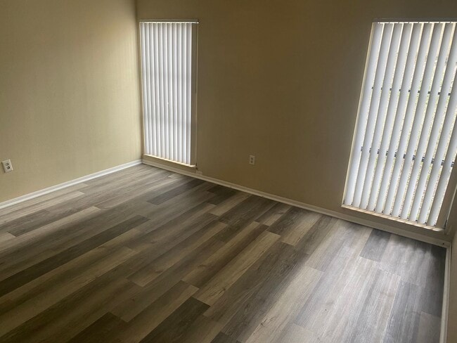 Photo - * MOVE IN SPECIAL * 1/2 OFF 2ND MONTH'S RENT!! Location, location, location! 875 SF Unit- 1 bd/ 1...
