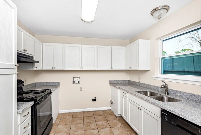 Building Photo - 3 Bedroom Condo on Jefferson Park