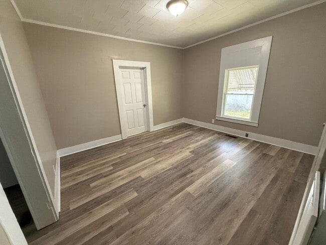 Photo - 708 Woodrow St S