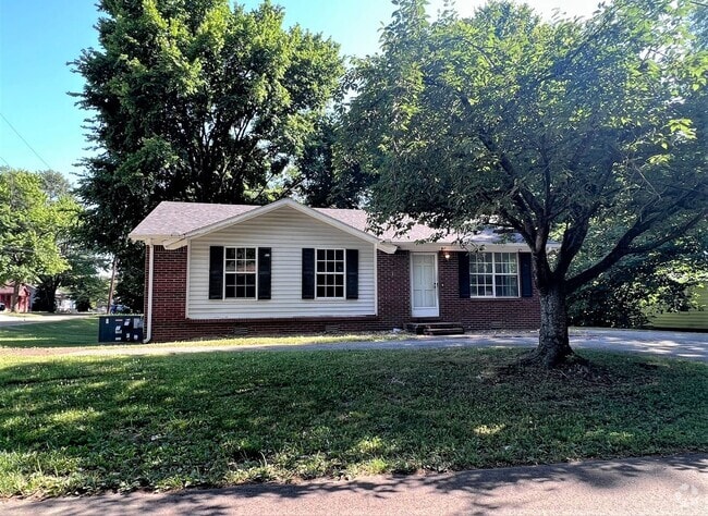 Building Photo - Charming Brick Home with Back Deck!