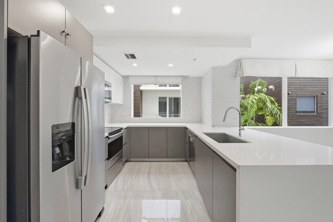 Photo - 714 NE 14th Ave Unidad 3 Bedroom Condo for Rent