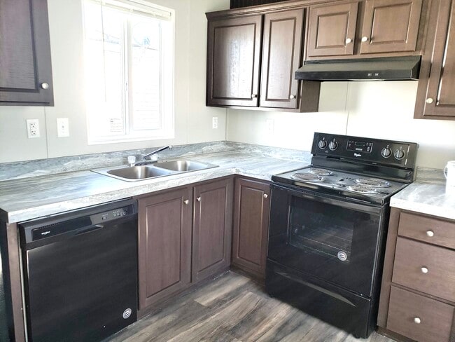 Building Photo - 421 N 200 W St