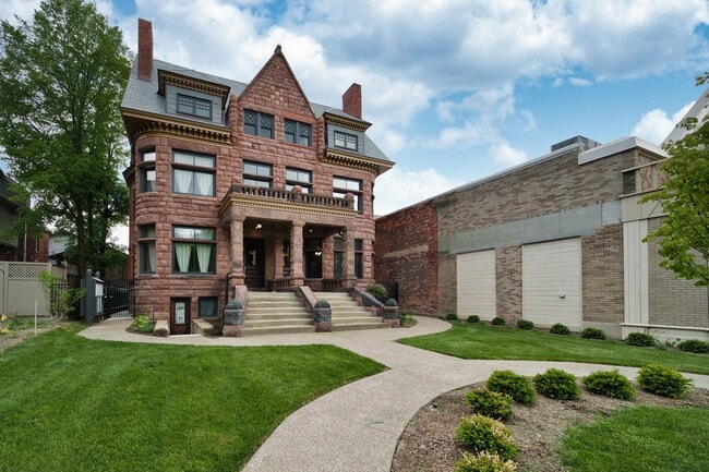 Building Photo - 701 W Canfield St Unit 1