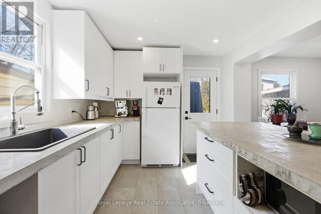 Photo - 289 Strathearne Ave