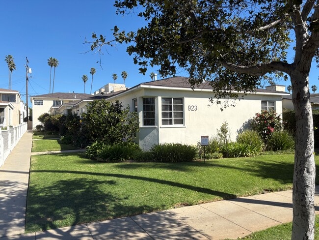 Building Photo - 923 18th St Unit B