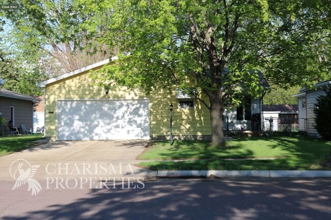Building Photo - QUAINT THREE BEDROOM HOUSE, GREAT LOCATION WITH EVEN MORE AMENITIES!!!