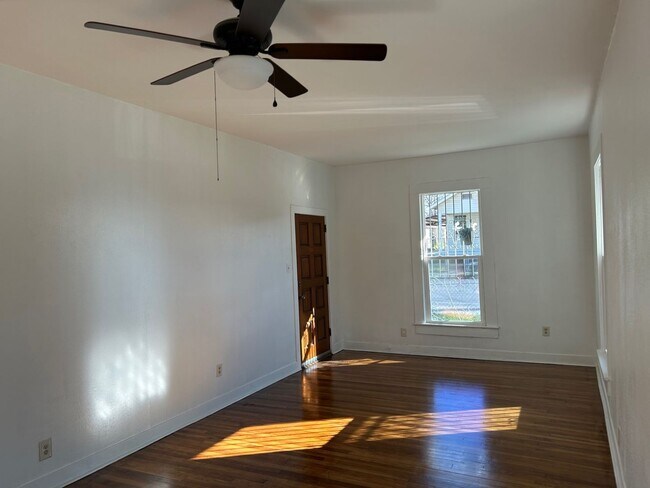 Photo - 2BED/2BATH Charming Home Minutes from Down...