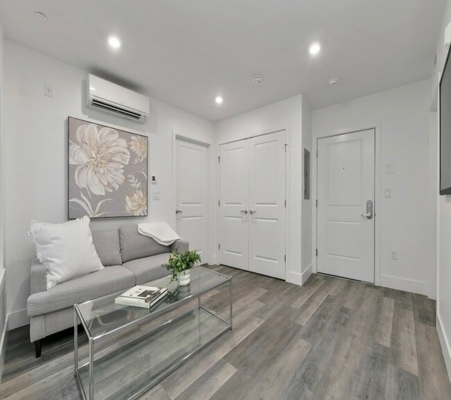 Photo - 585 Essex St Unit 709