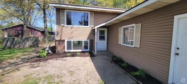 Building Photo - 3-4 bedroom bi level Rental