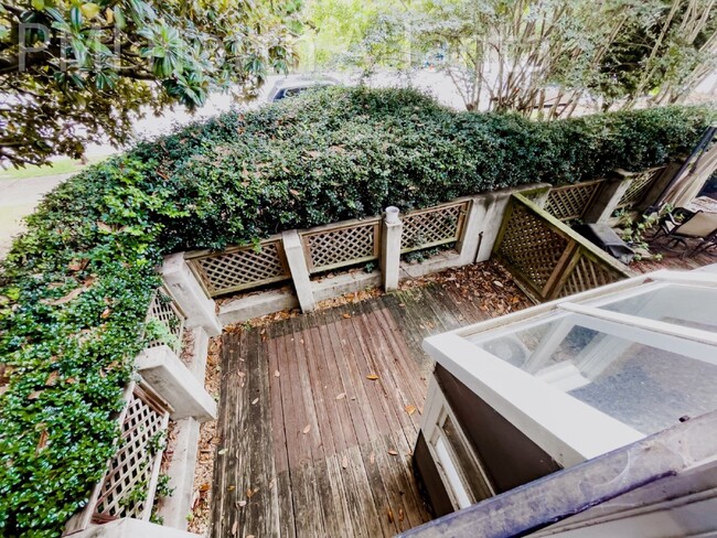 Pet Friendly End Unit! - Pet Friendly End Apartment Unit! Unit A
