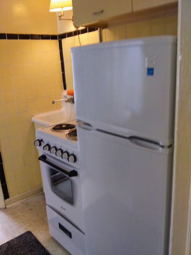 Kitchen - 556 W 165th St Unit 1