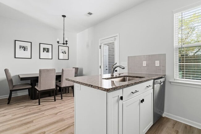 Building Photo - Charming 3BR Townhome in Columbia