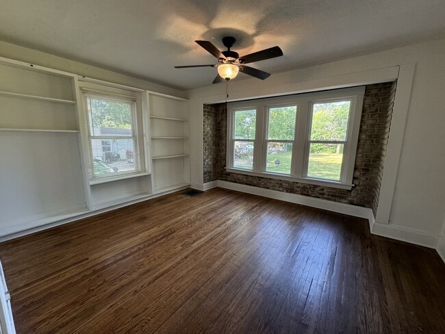 Photo - 440 Ingalton Ave