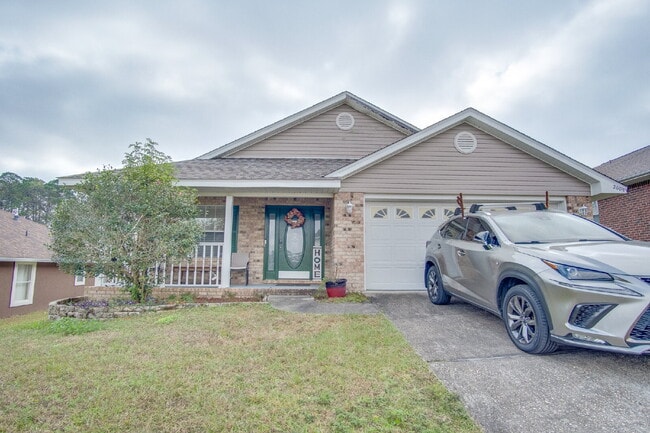 Building Photo - Spacious 3 Bedroom Home Minutes from Downtown Pensacola! Available February 1st